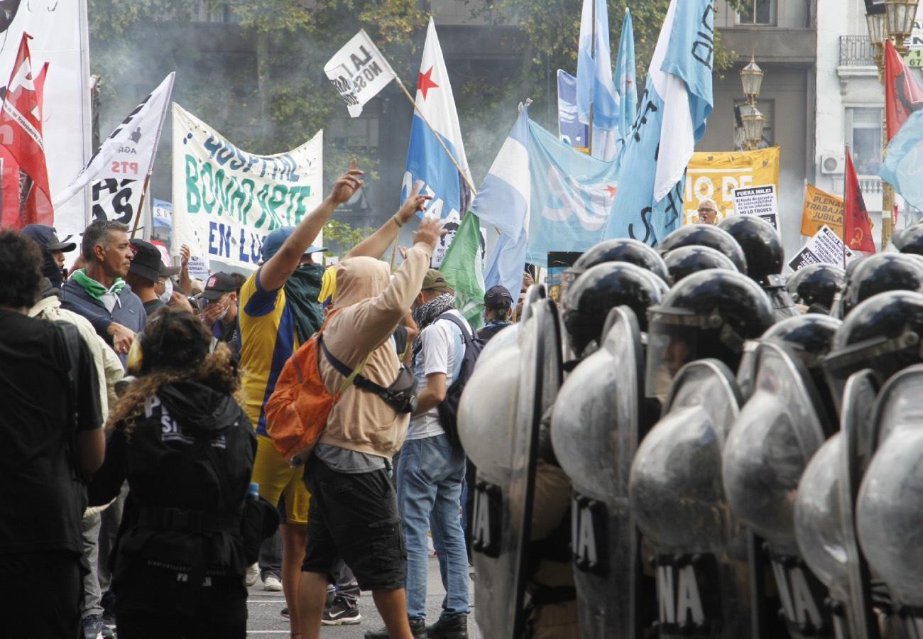 Imagen de  De espaldas al pueblo, de cara al FMI
